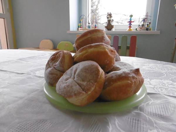 "Czwartek tłusty dniem rozpusty, każdy zjada pączek tłusty"